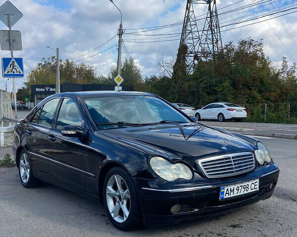 Черный Мерседес Ц-Класс, объемом двигателя 2 л и пробегом 300 тыс. км за 2800 $, фото 1 на Automoto.ua