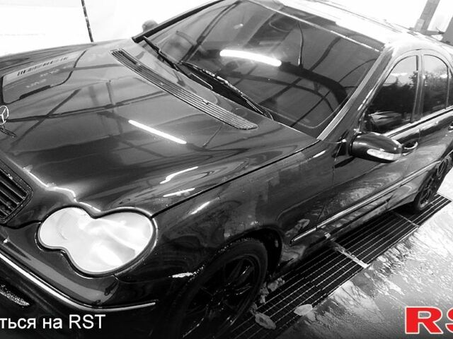 Черный Мерседес Ц-Класс, объемом двигателя 2.7 л и пробегом 400 тыс. км за 2950 $, фото 1 на Automoto.ua