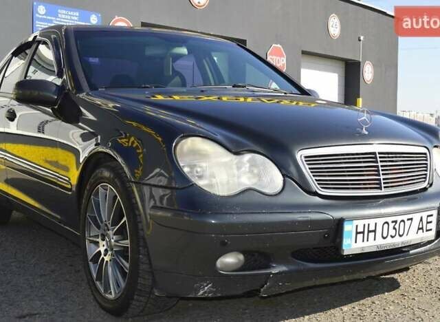 Чорний Мерседес Ц-Клас, об'ємом двигуна 2 л та пробігом 405 тис. км за 4100 $, фото 1 на Automoto.ua