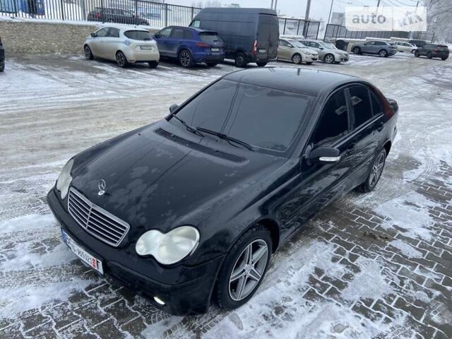 Черный Мерседес Ц-Класс, объемом двигателя 2 л и пробегом 296 тыс. км за 4500 $, фото 1 на Automoto.ua