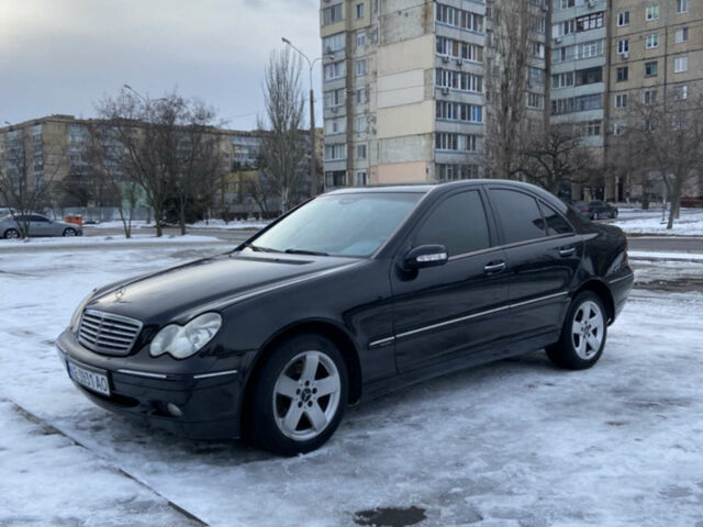 Черный Мерседес Ц-Класс, объемом двигателя 2.69 л и пробегом 400 тыс. км за 4300 $, фото 1 на Automoto.ua