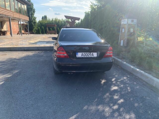Черный Мерседес Ц-Класс, объемом двигателя 1.8 л и пробегом 240 тыс. км за 5500 $, фото 1 на Automoto.ua