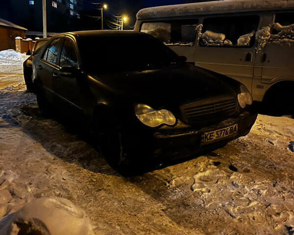 Черный Мерседес Ц-Класс, объемом двигателя 2.2 л и пробегом 300 тыс. км за 5000 $, фото 1 на Automoto.ua