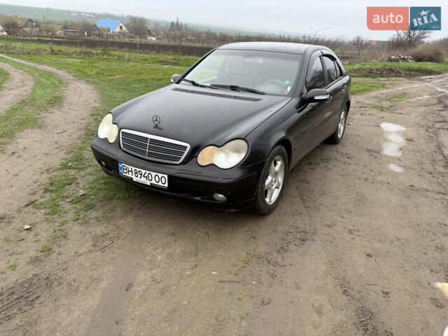 Черный Мерседес Ц-Класс, объемом двигателя 2.2 л и пробегом 300 тыс. км за 5000 $, фото 1 на Automoto.ua