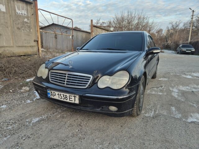 Черный Мерседес Ц-Класс, объемом двигателя 1.8 л и пробегом 298 тыс. км за 3600 $, фото 1 на Automoto.ua