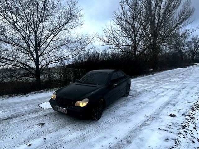 Черный Мерседес Ц-Класс, объемом двигателя 2.1 л и пробегом 200 тыс. км за 5000 $, фото 1 на Automoto.ua