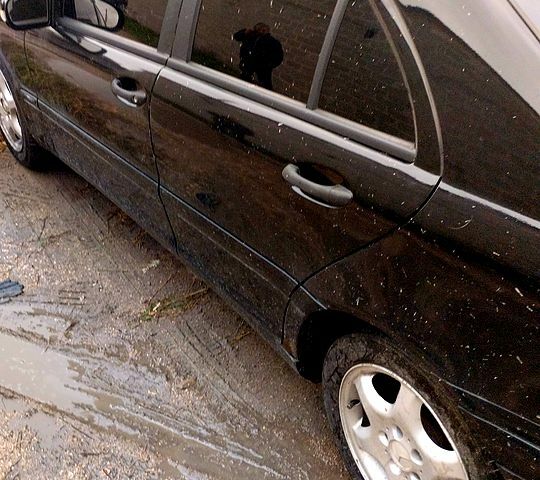 Черный Мерседес Ц-Класс, объемом двигателя 2 л и пробегом 500 тыс. км за 4300 $, фото 1 на Automoto.ua