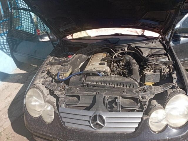 Черный Мерседес Ц-Класс, объемом двигателя 2 л и пробегом 350 тыс. км за 1000 $, фото 1 на Automoto.ua