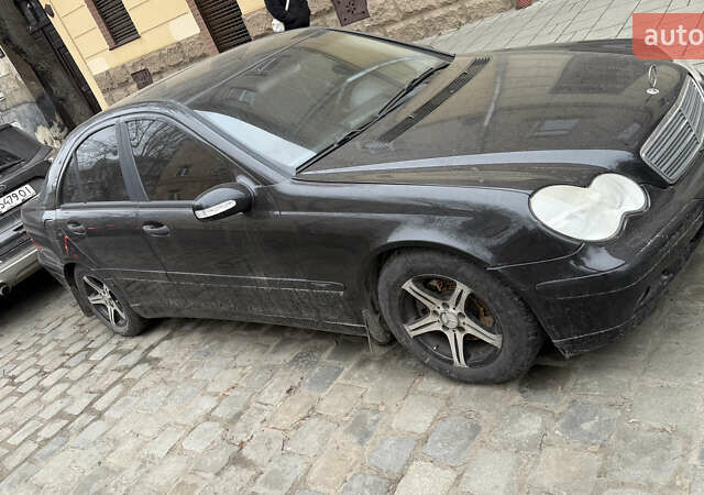 Черный Мерседес Ц-Класс, объемом двигателя 1.8 л и пробегом 372 тыс. км за 4200 $, фото 1 на Automoto.ua