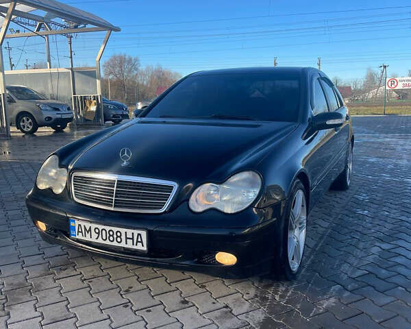 Черный Мерседес Ц-Класс, объемом двигателя 2.15 л и пробегом 300 тыс. км за 4950 $, фото 1 на Automoto.ua