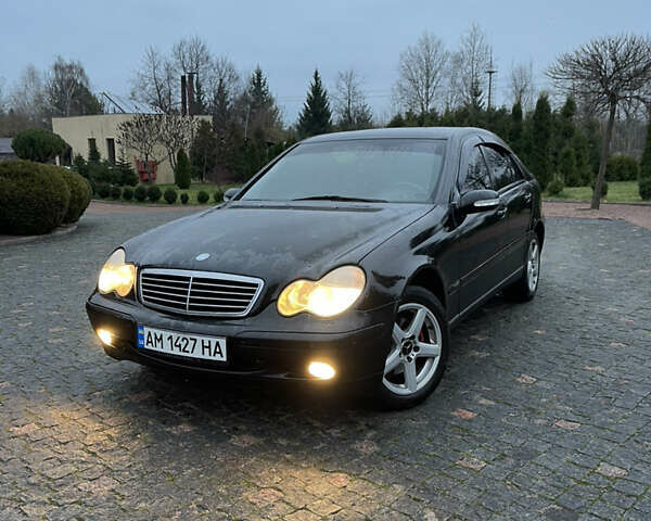 Черный Мерседес Ц-Класс, объемом двигателя 1.8 л и пробегом 251 тыс. км за 3900 $, фото 1 на Automoto.ua