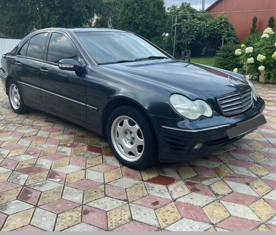 Чорний Мерседес Ц-Клас, об'ємом двигуна 2.2 л та пробігом 320 тис. км за 5300 $, фото 1 на Automoto.ua