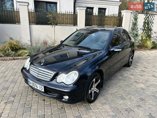 Черный Мерседес Ц-Класс, объемом двигателя 1.8 л и пробегом 146 тыс. км за 5777 $, фото 1 на Automoto.ua