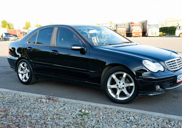 Черный Мерседес Ц-Класс, объемом двигателя 1.8 л и пробегом 306 тыс. км за 4500 $, фото 1 на Automoto.ua