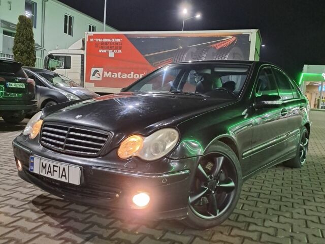 Черный Мерседес Ц-Класс, объемом двигателя 2.2 л и пробегом 340 тыс. км за 2300 $, фото 1 на Automoto.ua