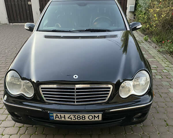 Черный Мерседес Ц-Класс, объемом двигателя 3 л и пробегом 168 тыс. км за 6500 $, фото 1 на Automoto.ua