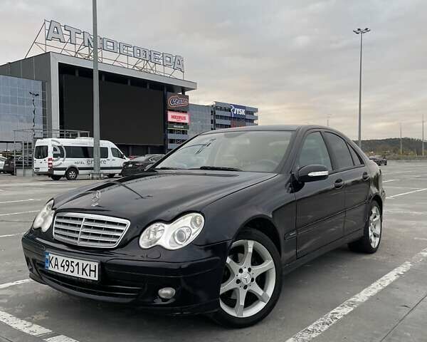 Черный Мерседес Ц-Класс, объемом двигателя 1.8 л и пробегом 381 тыс. км за 8300 $, фото 1 на Automoto.ua