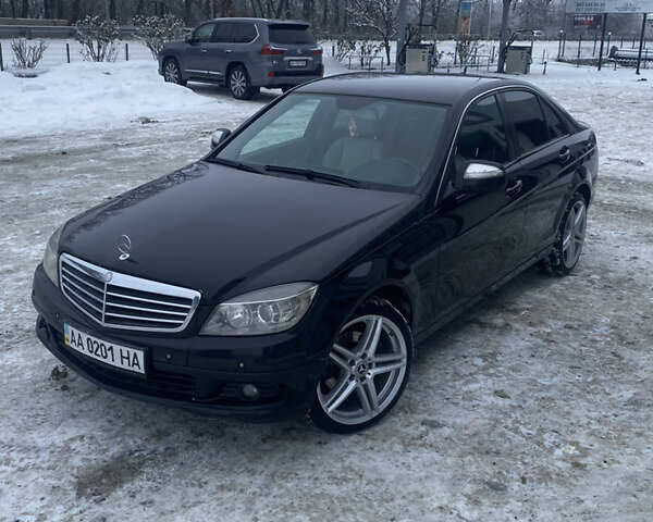 Чорний Мерседес Ц-Клас, об'ємом двигуна 2.15 л та пробігом 315 тис. км за 9700 $, фото 1 на Automoto.ua