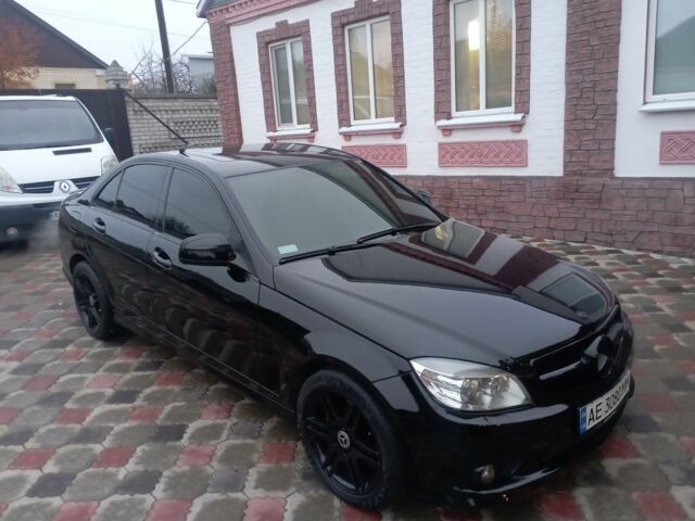 Черный Мерседес Ц-Класс, объемом двигателя 3.5 л и пробегом 158 тыс. км за 10300 $, фото 1 на Automoto.ua