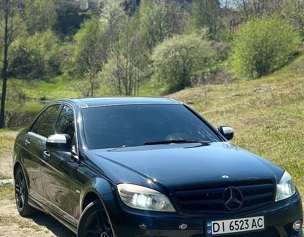 Чорний Мерседес Ц-Клас, об'ємом двигуна 3 л та пробігом 230 тис. км за 9000 $, фото 1 на Automoto.ua