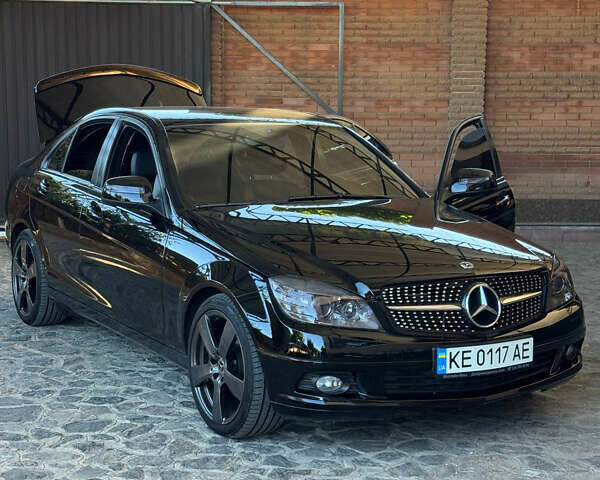 Черный Мерседес Ц-Класс, объемом двигателя 1.8 л и пробегом 67 тыс. км за 10400 $, фото 1 на Automoto.ua