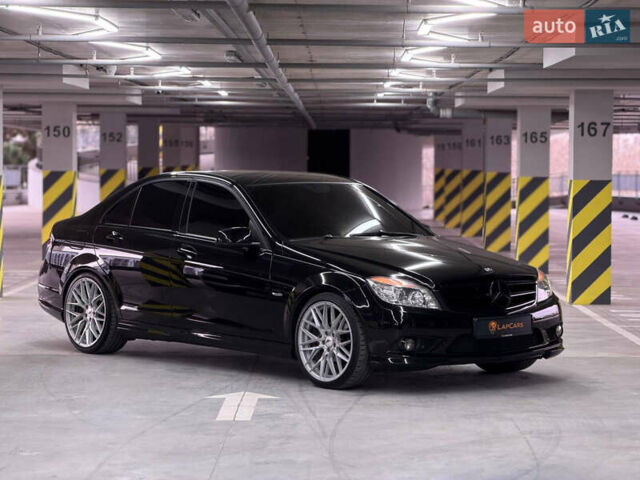 Черный Мерседес Ц-Класс, объемом двигателя 1.8 л и пробегом 300 тыс. км за 11000 $, фото 1 на Automoto.ua