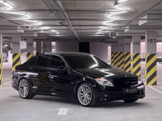 Черный Мерседес Ц-Класс, объемом двигателя 1.8 л и пробегом 300 тыс. км за 11000 $, фото 1 на Automoto.ua