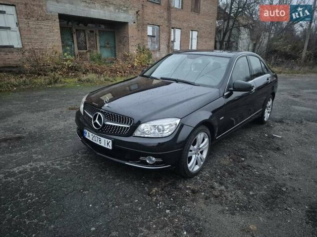 Черный Мерседес Ц-Класс, объемом двигателя 2.2 л и пробегом 242 тыс. км за 8900 $, фото 1 на Automoto.ua