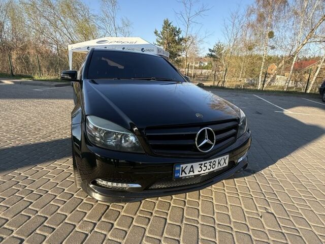 Черный Мерседес Ц-Класс, объемом двигателя 3 л и пробегом 225 тыс. км за 11700 $, фото 1 на Automoto.ua