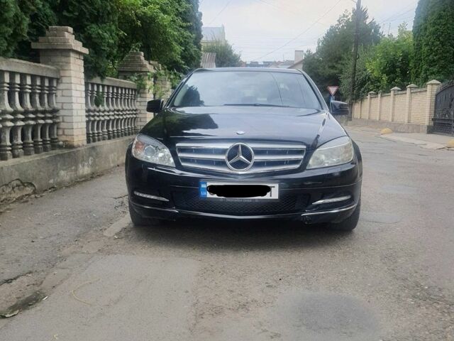 Чорний Мерседес Ц-Клас, об'ємом двигуна 2.2 л та пробігом 219 тис. км за 11700 $, фото 1 на Automoto.ua