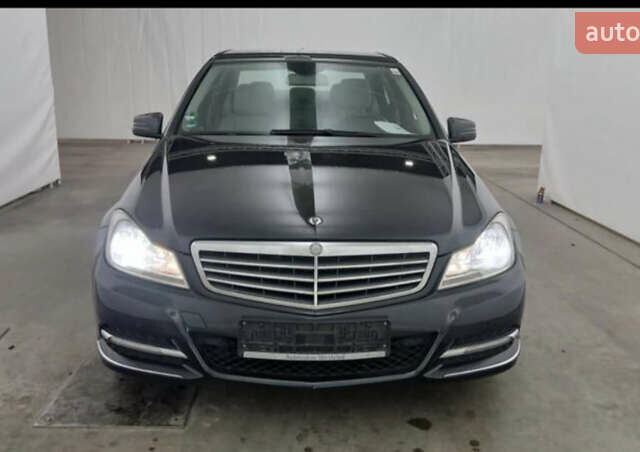 Черный Мерседес Ц-Класс, объемом двигателя 1.8 л и пробегом 260 тыс. км за 12000 $, фото 1 на Automoto.ua