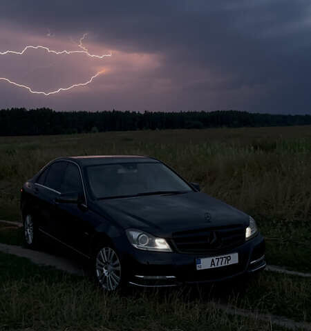 Черный Мерседес Ц-Класс, объемом двигателя 2.14 л и пробегом 260 тыс. км за 13000 $, фото 1 на Automoto.ua