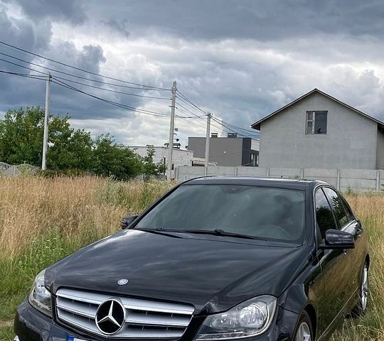 Чорний Мерседес Ц-Клас, об'ємом двигуна 3 л та пробігом 214 тис. км за 12200 $, фото 1 на Automoto.ua