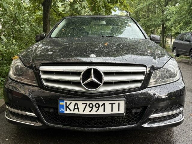 Чорний Мерседес Ц-Клас, об'ємом двигуна 2.1 л та пробігом 205 тис. км за 12500 $, фото 1 на Automoto.ua