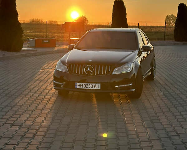 Черный Мерседес Ц-Класс, объемом двигателя 1.8 л и пробегом 223 тыс. км за 11950 $, фото 1 на Automoto.ua