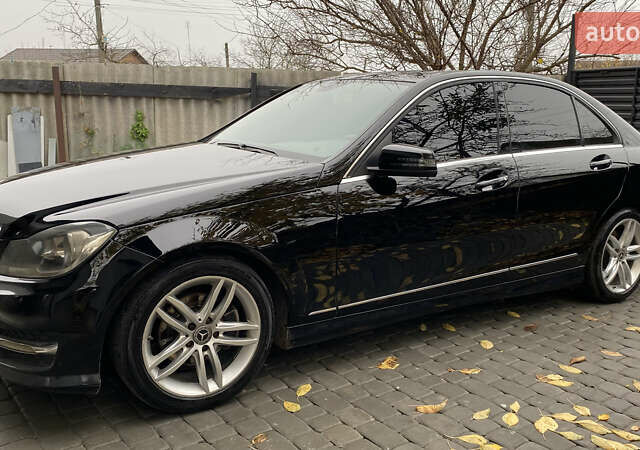 Чорний Мерседес Ц-Клас, об'ємом двигуна 1.8 л та пробігом 270 тис. км за 11700 $, фото 1 на Automoto.ua