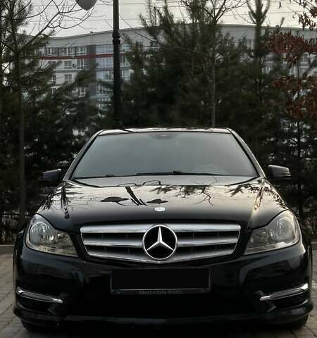 Черный Мерседес Ц-Класс, объемом двигателя 3 л и пробегом 211 тыс. км за 12000 $, фото 1 на Automoto.ua