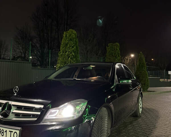 Чорний Мерседес Ц-Клас, об'ємом двигуна 2.2 л та пробігом 220 тис. км за 12400 $, фото 1 на Automoto.ua