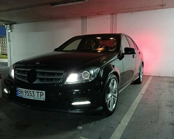 Черный Мерседес Ц-Класс, объемом двигателя 2.14 л и пробегом 213 тыс. км за 13000 $, фото 1 на Automoto.ua
