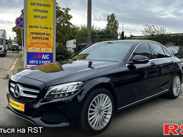 Чорний Мерседес Ц-Клас, об'ємом двигуна 2 л та пробігом 120 тис. км за 27990 $, фото 1 на Automoto.ua