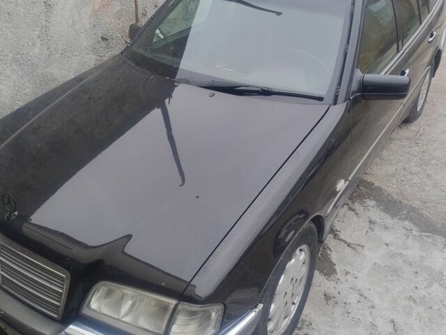 Черный Мерседес Ц-Класс, объемом двигателя 0 л и пробегом 320 тыс. км за 3650 $, фото 1 на Automoto.ua