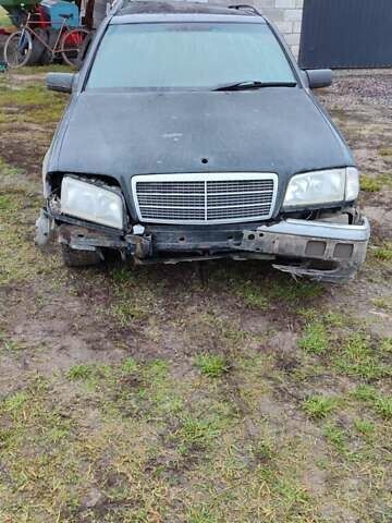 Черный Мерседес Ц-Класс, объемом двигателя 1.8 л и пробегом 330 тыс. км за 800 $, фото 1 на Automoto.ua