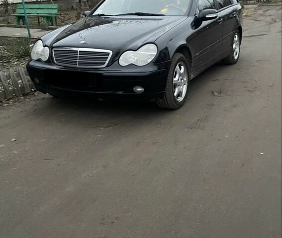 Чорний Мерседес Ц-Клас, об'ємом двигуна 2 л та пробігом 337 тис. км за 2500 $, фото 1 на Automoto.ua