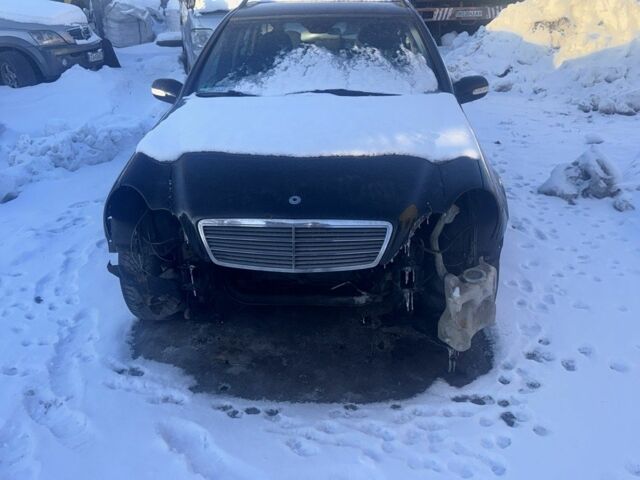 Черный Мерседес Ц-Класс, объемом двигателя 2 л и пробегом 300 тыс. км за 900 $, фото 1 на Automoto.ua