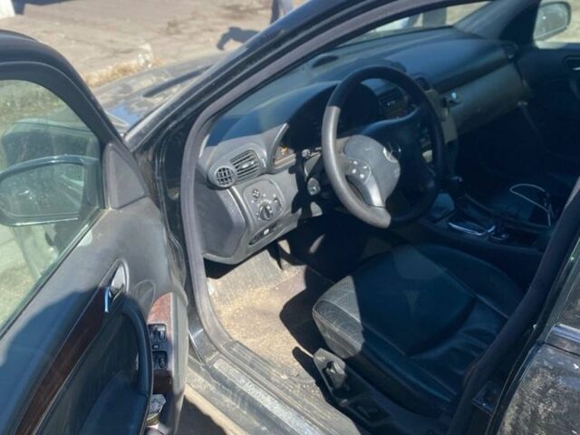 Черный Мерседес Ц-Класс, объемом двигателя 2.7 л и пробегом 352 тыс. км за 3000 $, фото 1 на Automoto.ua