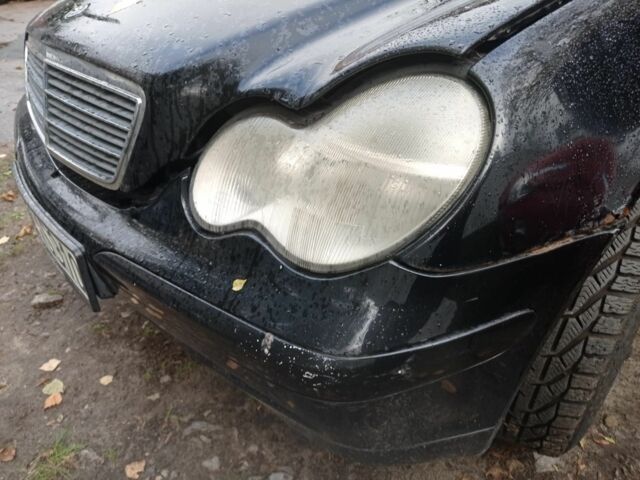 Черный Мерседес Ц-Класс, объемом двигателя 2 л и пробегом 260 тыс. км за 500 $, фото 1 на Automoto.ua