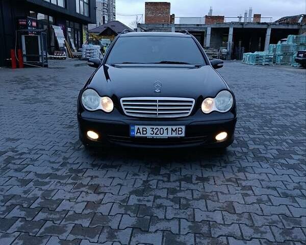 Черный Мерседес Ц-Класс, объемом двигателя 2.2 л и пробегом 302 тыс. км за 3500 $, фото 1 на Automoto.ua