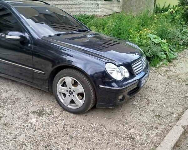 Черный Мерседес Ц-Класс, объемом двигателя 2.2 л и пробегом 350 тыс. км за 6300 $, фото 1 на Automoto.ua