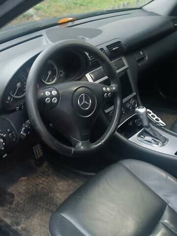 Чорний Мерседес Ц-Клас, об'ємом двигуна 2.2 л та пробігом 111 тис. км за 5800 $, фото 1 на Automoto.ua