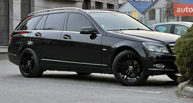 Чорний Мерседес Ц-Клас, об'ємом двигуна 2.2 л та пробігом 277 тис. км за 9400 $, фото 1 на Automoto.ua